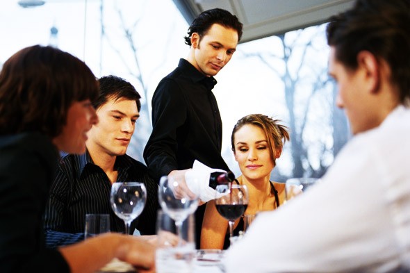 restaurant-waiter-etiquette-590.jpg